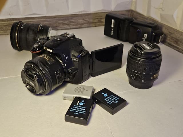 Камера Nikon D5300 с тремя объективами и вспышкой