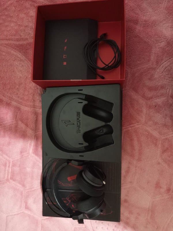 Игровая гарнитура 1More Spearhead VR с подсветкой красного цвета 3