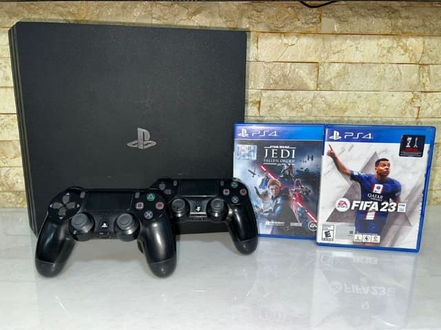 PS4 Pro с двумя играми и двумя джойстиками