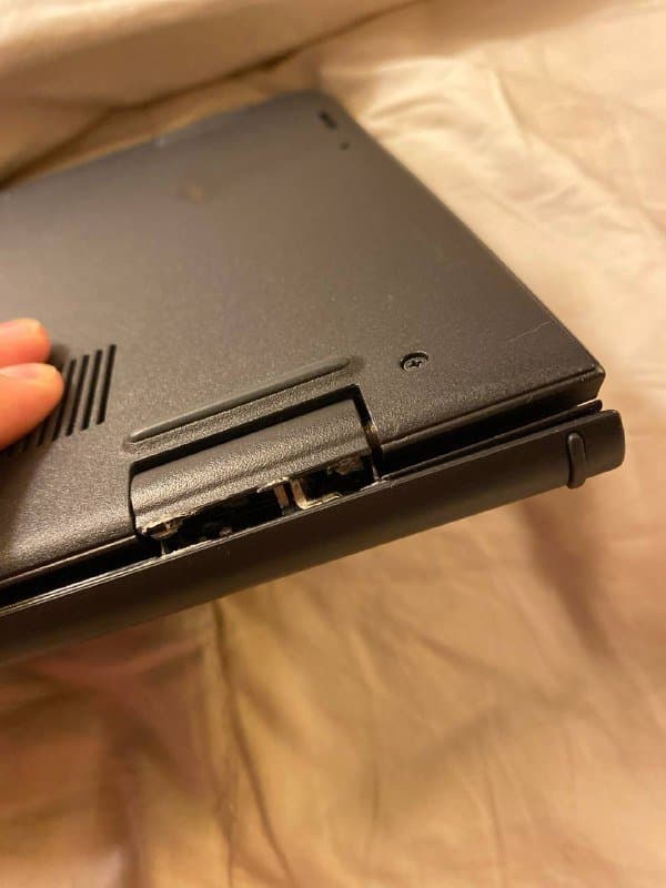 Ноутбук с небольшим дефектом петли корпуса 4