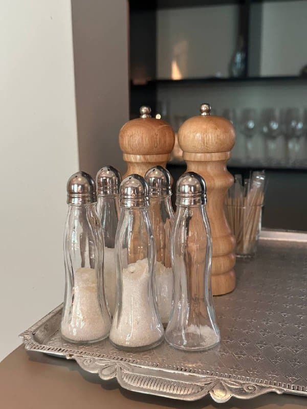 Солонки, металические креманки, салфетницы, приборы