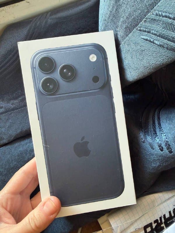 коробки от iPhone 17 Pro, MacBook Air M4 3