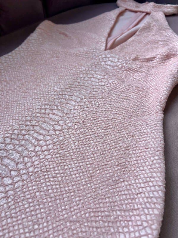 черное бандажное платье с кружевом, грязно розовое платье с принтом