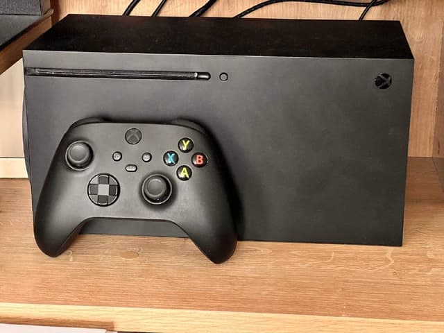 Xbox Series X 1T консоль с геймпадом