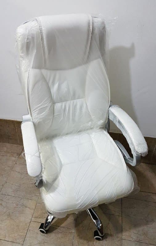 Белое офисное компьютерное кресло руководителя