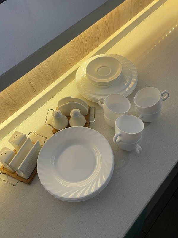 Набор посуды из глубоких и плоских тарелок, чашек и аксессуаров
