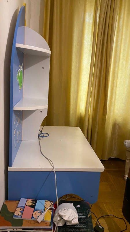 Детский стол с встроенными полками 2