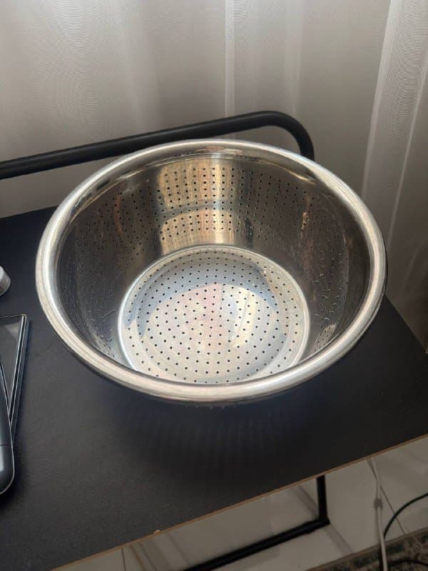 Бокалы для вина, бокалы для шампанского, графин, тарелки, соусницы, салатница, сотейник, дуршлаг 1