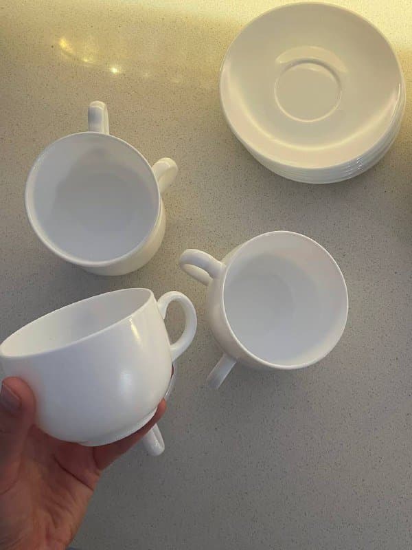 Набор посуды из тарелок, чашек и салфеточницы 2