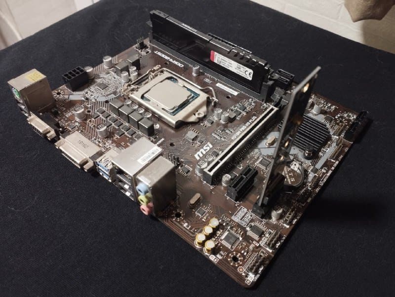 Процессор Intel Core i5-9400F, ОЗУ Kingston HyperX Fury 16GB, материнская плата MSI H310M, переходник NVMe-PCIe 2