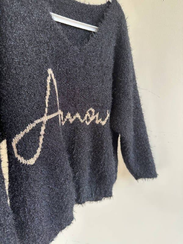 Черный вязаный пушистый свитер с надписью Amour 2