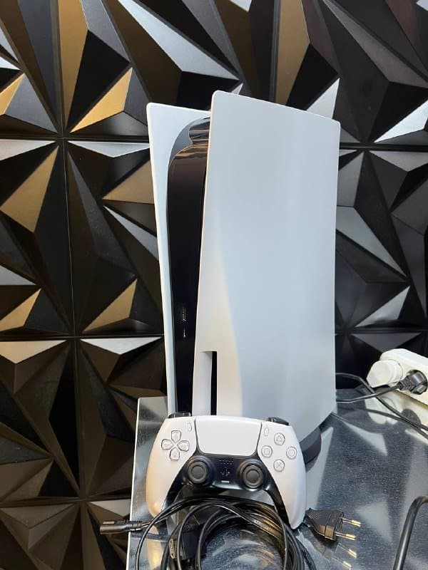 PlayStation 5 с геймпадом и проводами