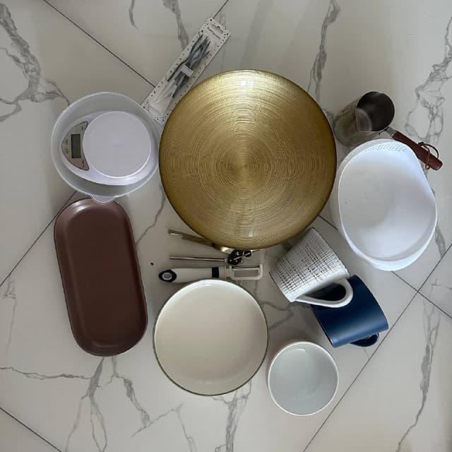 мультипекарь с насадками, весы кухонные, контейнеры пластиковые и кухонная посуда