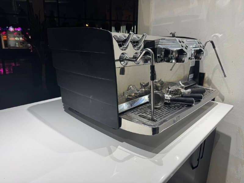 Проф. эспрессо-машина Victoria Arduino, кофемолка Mythos 1