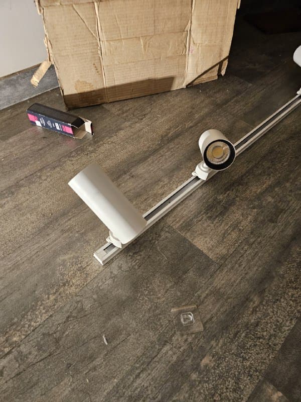 Рейловый свет, спотовый свет, люстра 4 светильника