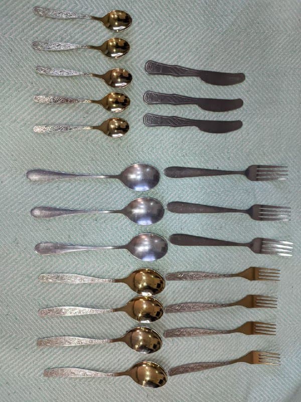 Столовые приборы, тарелки