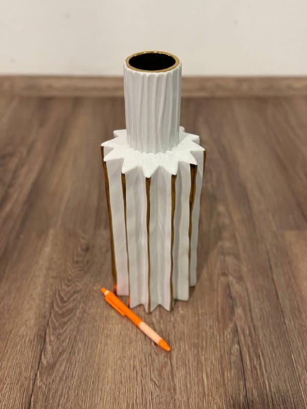 Белая декоративная ваза с золотыми акцентами