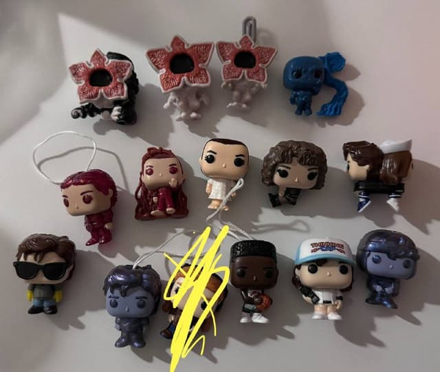 Фигурки из киндера по сериалу Очень странные дела