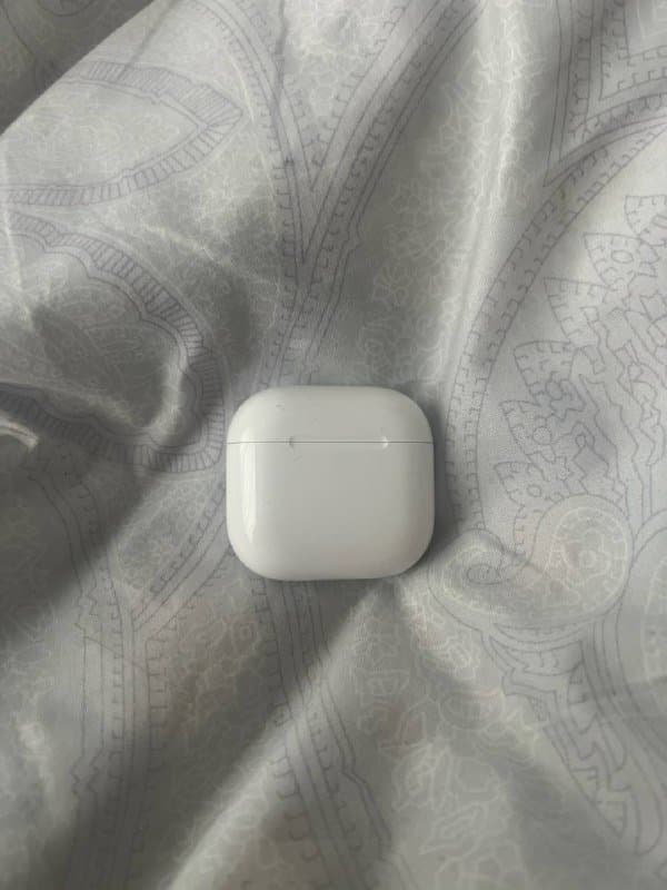 Кейс AirPods 4 без наушников