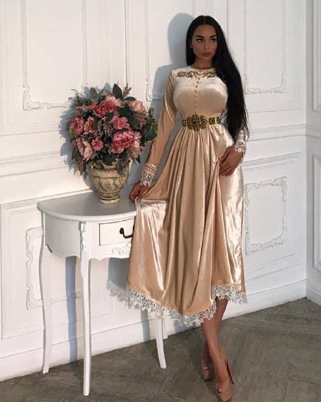 Платье грузинского дизайнера из бархата с камнями и ремнем