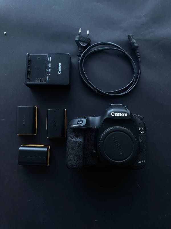 Canon EOS 5D Mark III фотоаппарат с аккумуляторами и зарядным