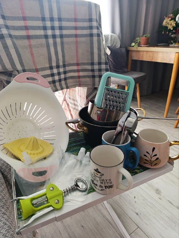 Шубка, сумка, кухонная утварь, простынь, полотенце, шампунь, обогреватель, плед, массажер, щётка, расчески, держатель для телефона, карандаши, свечи 5