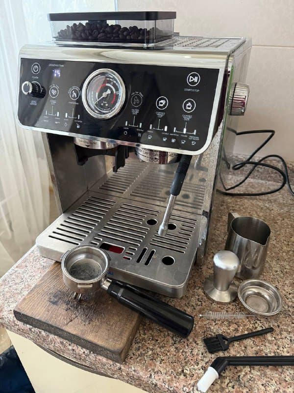 Профессиональная кофемашина с гриндером и аксессуарами 1