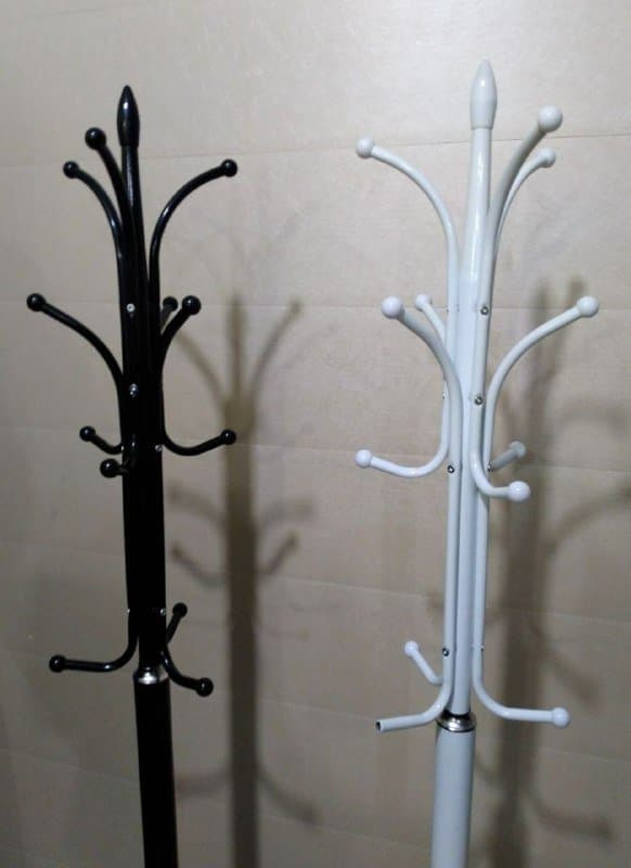 Высокая металлическая вешалка для одежды 2