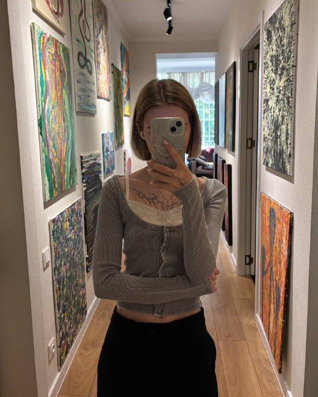 Топ белый, Штаны бежевые, Джинсовый комбинезон, Худи, Рубашка, Блуза, Розовый топ, Укороченная рубашка, Серый кардиган, Серый пиджак 9