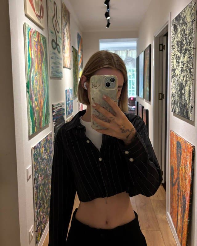 Топ белый, Штаны бежевые, Джинсовый комбинезон, Худи, Рубашка, Блуза, Розовый топ, Укороченная рубашка, Серый кардиган, Серый пиджак 4