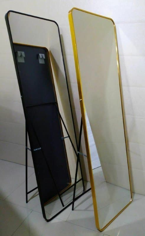 Большое зеркало с металлической рамкой