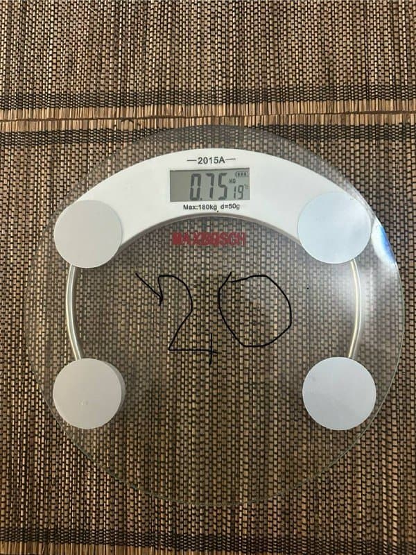 Коврики, корзина, ножницы, вешалки, жакеты, шапка, тарелки, весы 9