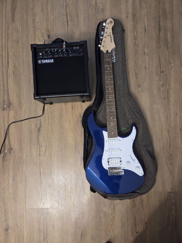 Электрогитара Yamaha Pacifica 012, Комбоусилитель Yamaha GA15II, Чехол Alhambra