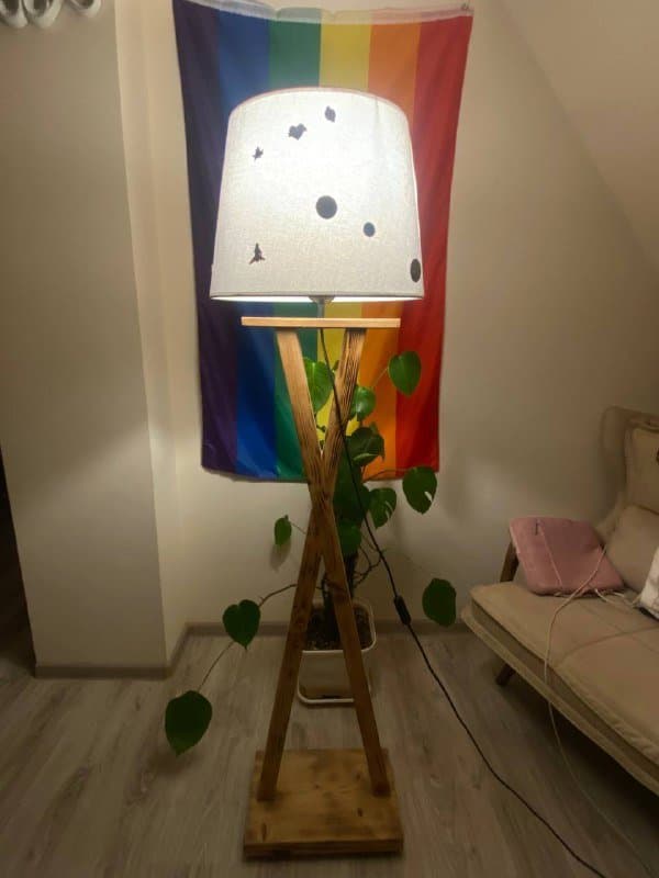 Большой торшер с деревянным каркасом и лампочками