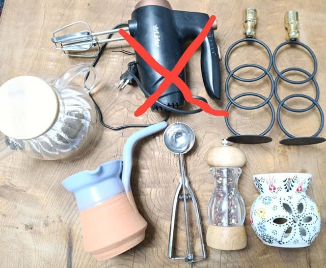 Солонка, подсвечники, лопатка для мороженого, кофельник, блюдца, чайник, мельница для перца