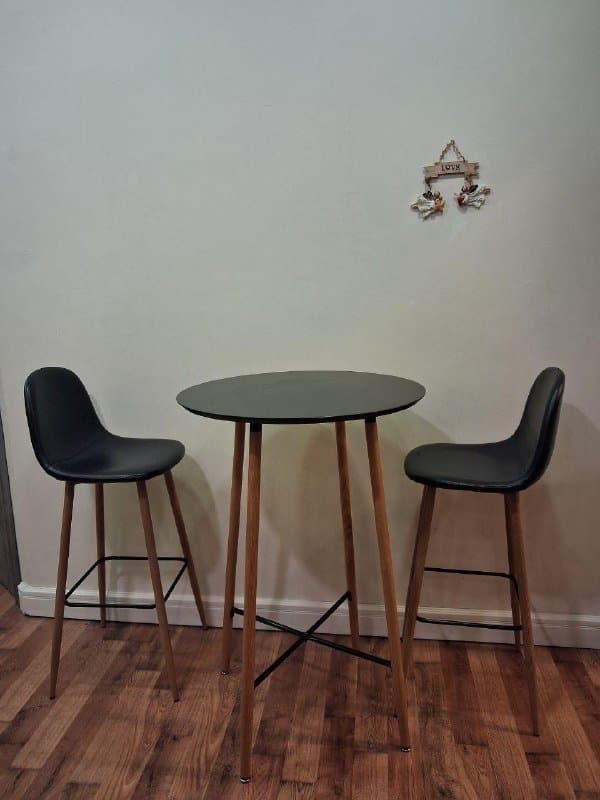 Стол и 2 стула на высоких ножках