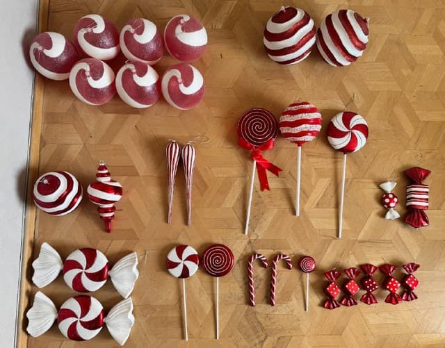 Искусственная новогодняя ёлка с игрушками и гирляндой