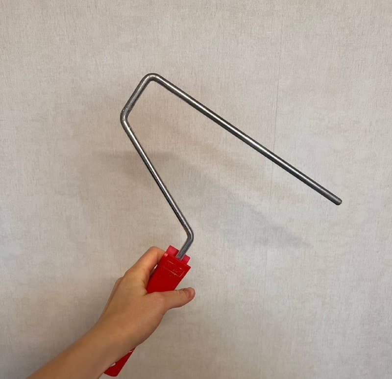 Сифон, малярный валик, ванночка, шпатель, щетка, краска, грунтовка, шурупы, крепления, спрей 2