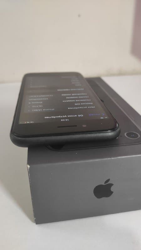 iPhone 8 64 ГБ тёмно-серый, комплект кабель наушники 3