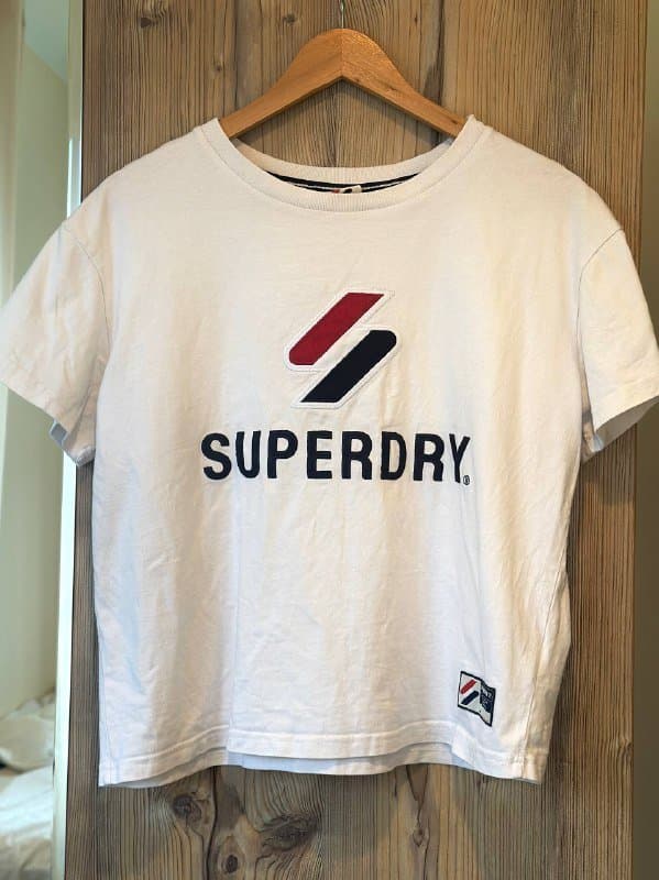 Горнолыжная куртка Baon, топ Zara, футболки FILA и Superdry, тренч, комбинезоны Pull&Bear и Superdry, кофта, джинсы H&M, повязки Nike 7