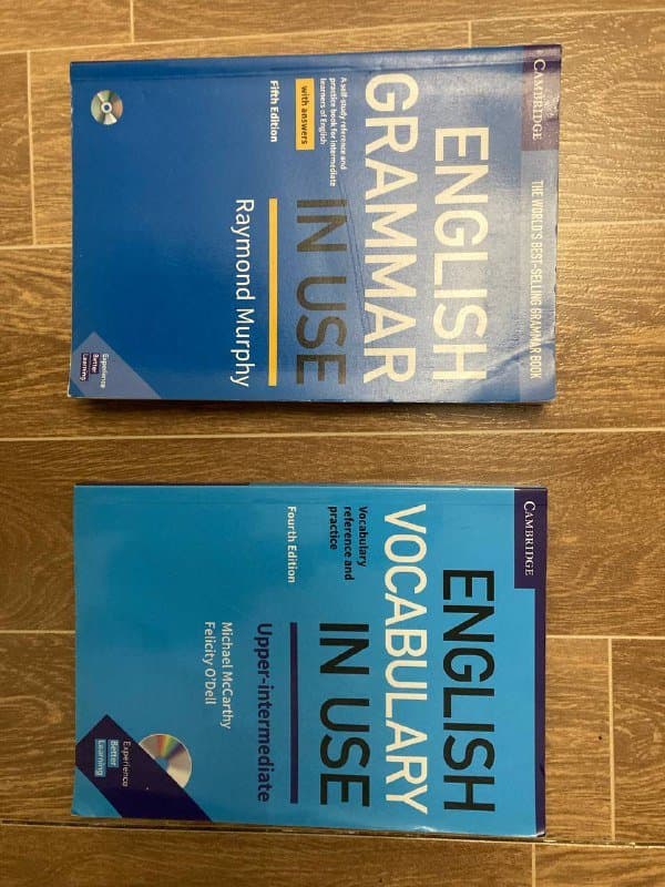 гантели 3 кг, двухсторонние шарфы, флисовая шляпа, массажер для шеи, учебники по английскому 9