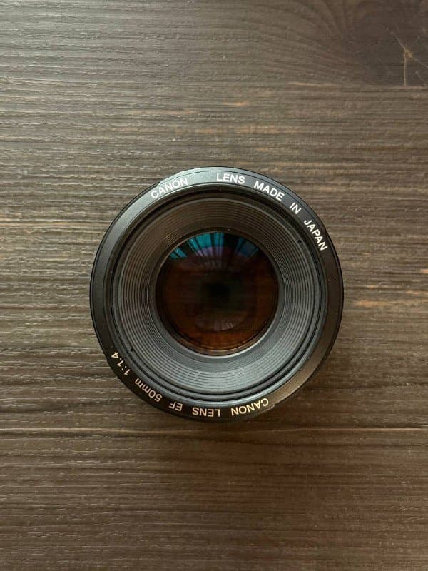 Камера Canon EOS Rebel T3i, объективы Canon EF 50mm f/1.4 и EF-S 18–55mm, сумка Manfrotto 3