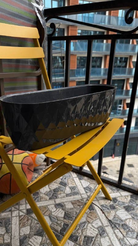 Большое кашпо с землей 1