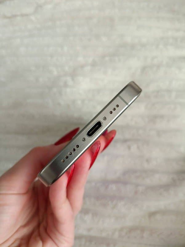 iPhone 15 pro 128 Гб титан 3