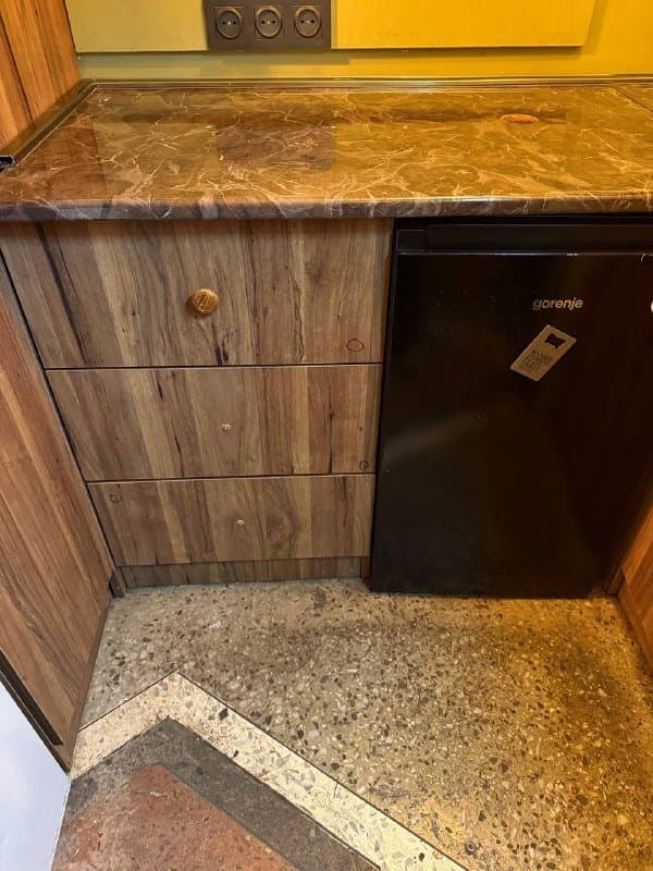 Барная стойка с шкафами, полками и раковиной 8