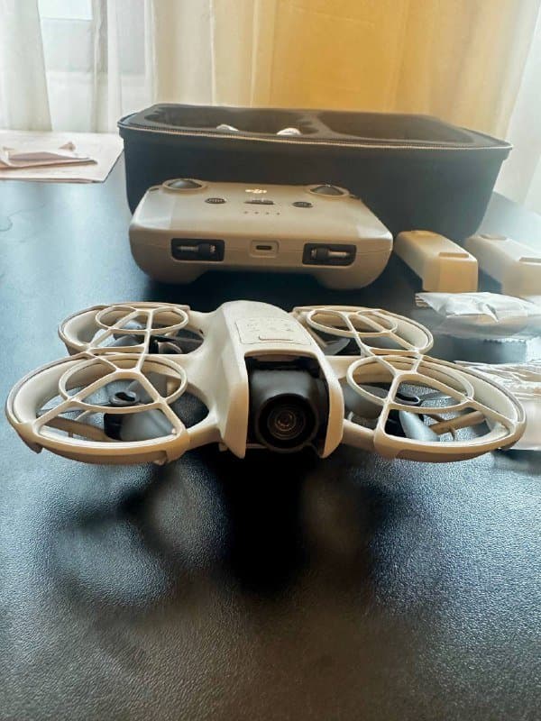 DJI Neo дрон с контроллером, аккумуляторами, сумкой и пропеллерами 3