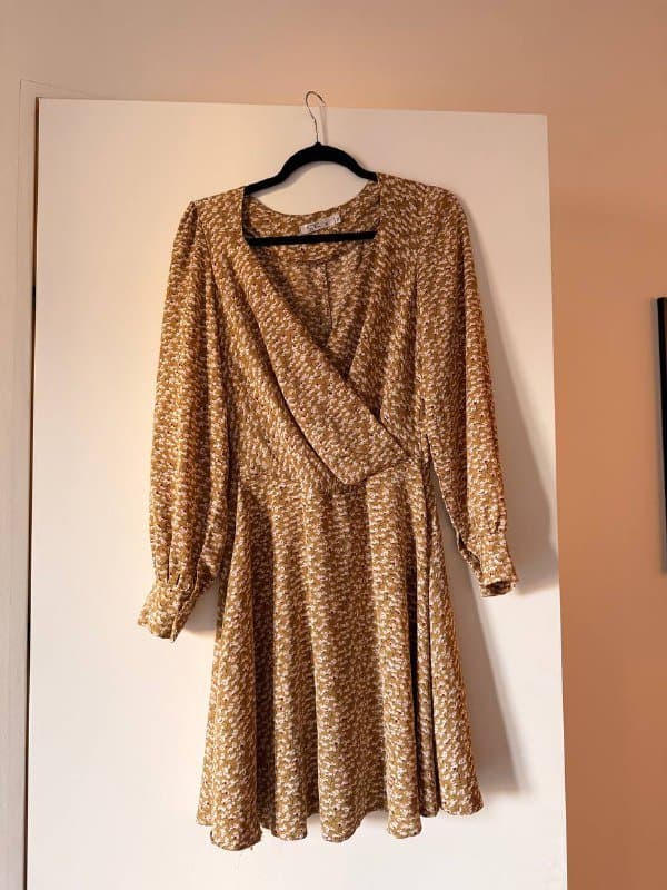 голубое платье, бежевое платье в цветочек, черное платье, голубая рубашка Pierre Cardin, голубая рубашка Uniqlo 3