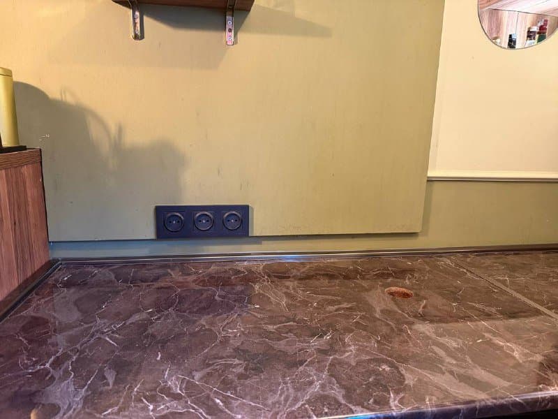 Барная стойка с шкафами, полками и раковиной 3