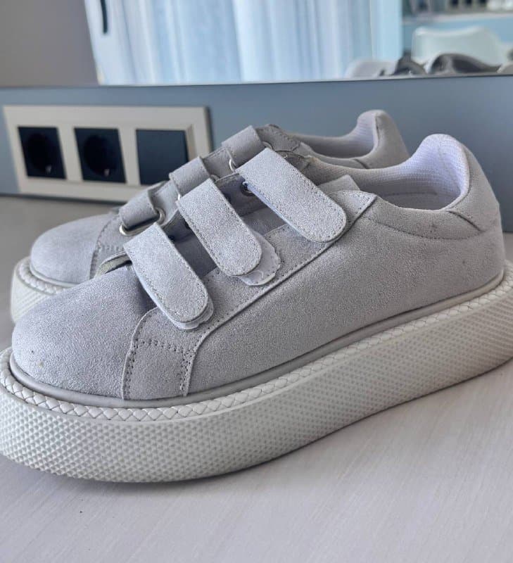 кеды бежевые, ботинки, сумка, платья, костюм, тренч, пальто, куртка, свитеры, лосины, джинсы 2