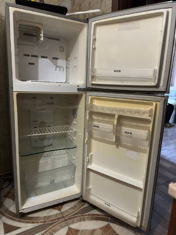 холодильник Samsung, деревянный раскладной стол 4